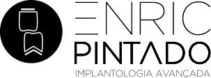 Enric Pintado tallant la cinta durant l’estrena oficial del nou centre de Manresa, que ha ampliat els espais