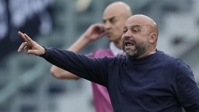 Manolo González, frustrat amb el resultat, dona instruccions als seus jugadors en el partit del Camp Nou. | E. F. / EFE