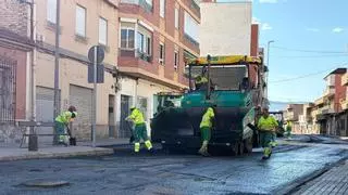 Zarandona renueva casi un kilómetro de asfalto en una de sus principales avenidas
