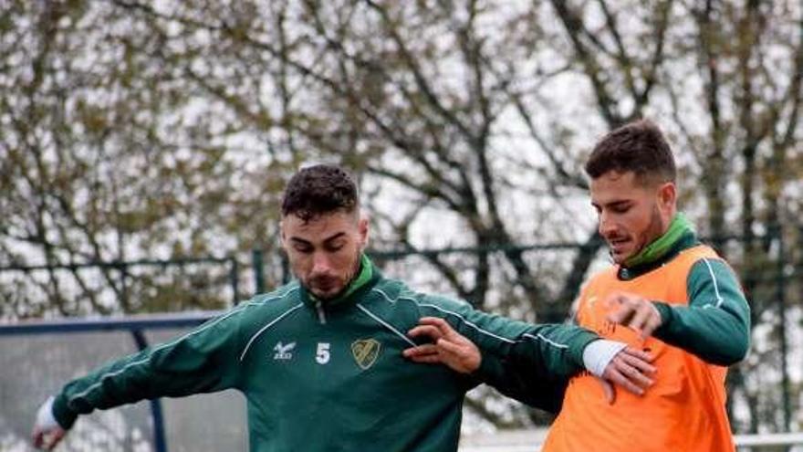 Crespo y Lucas, en el entrenamiento de ayer en Fragoselo. // R.R.