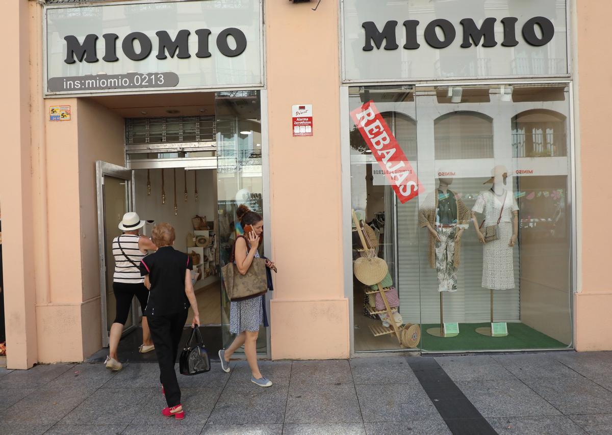 Varias clientas acceden a otra tienda con rebajas en el centro de Zaragoza, este domingo.