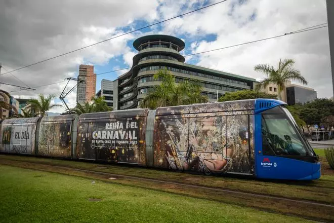 Serigrafía de la reina del Carnaval de EL DÍA y McDonald's en el tranvía de Santa Cruz de Tenerife
