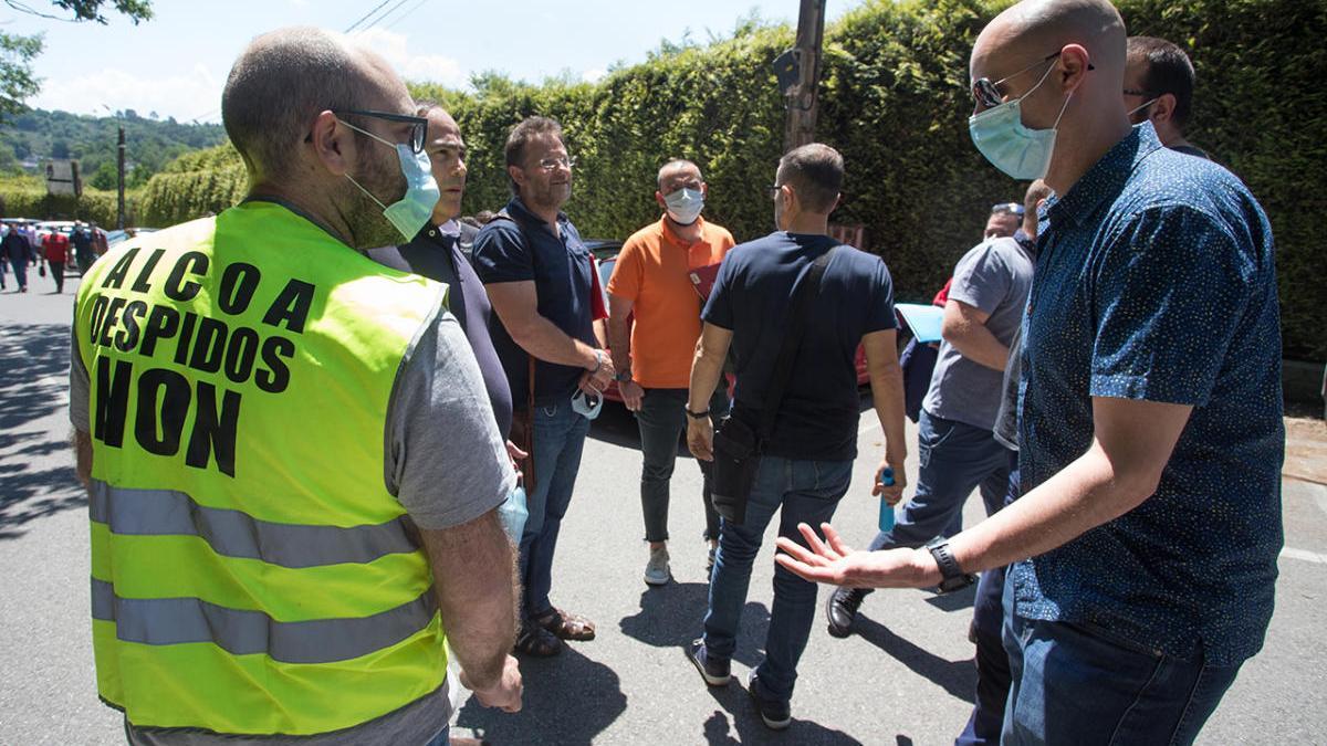 Trabajadores de Alcoa tras la reunión con la dirección de la empresa