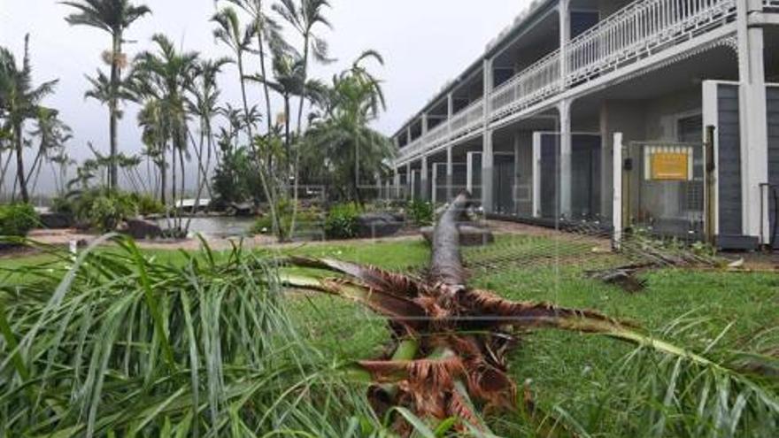 El ciclón Debbie azota la costa nororiental de Australia