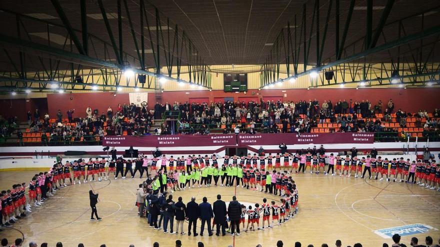 Balonmano Mislata presentó a sus más de 250 jugadores ante su afición
