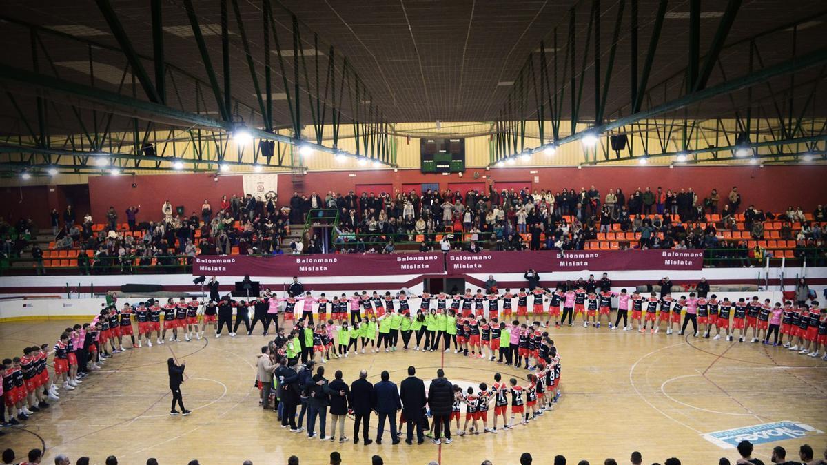 Balonmano Mislata presentó a sus más de 250 jugadores ante su afición.