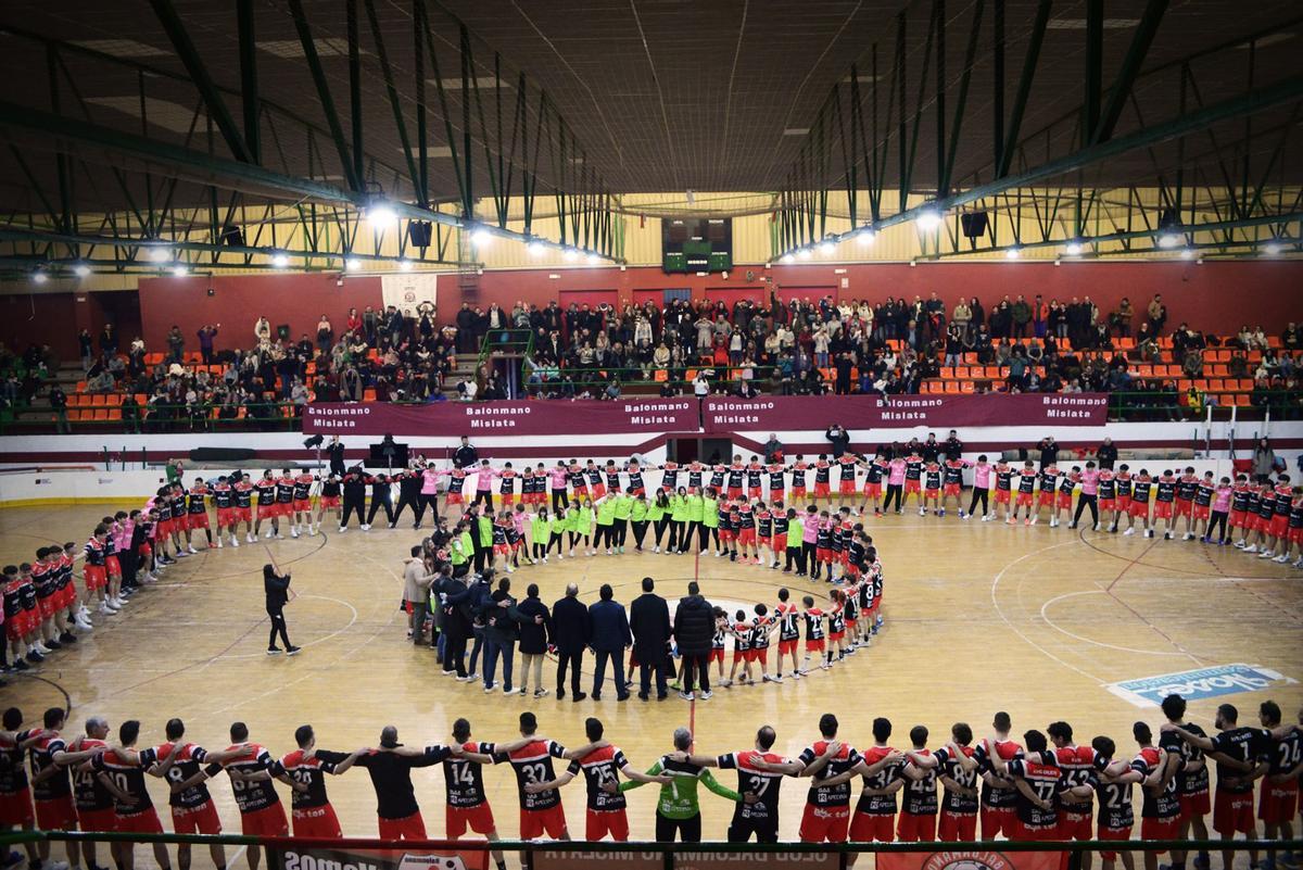 Balonmano Mislata presentó a sus más de 250 jugadores ante su afición.
