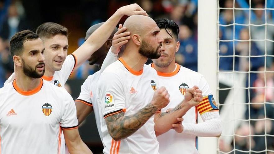 El Valencia gana terreno al descenso a costa del Athletic (2-0)