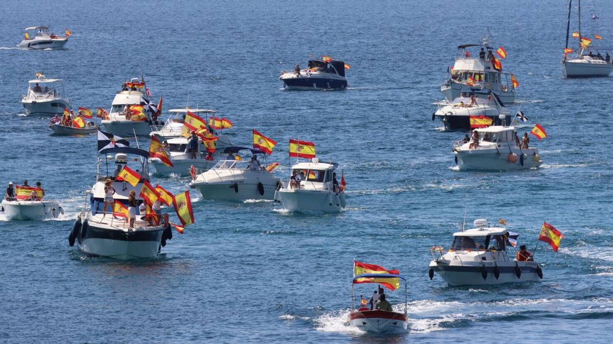 Ceuta despide con vítores y banderas de España a los sesenta barcos de la flotilla solidaria