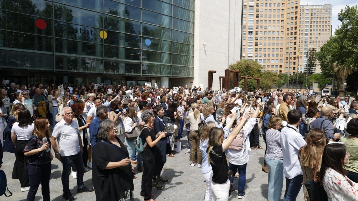 Cacerolada a las puertas de la Ciudad de la Justicia