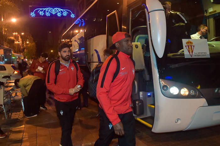 Futbol. Llegada del Sporting de Gijón