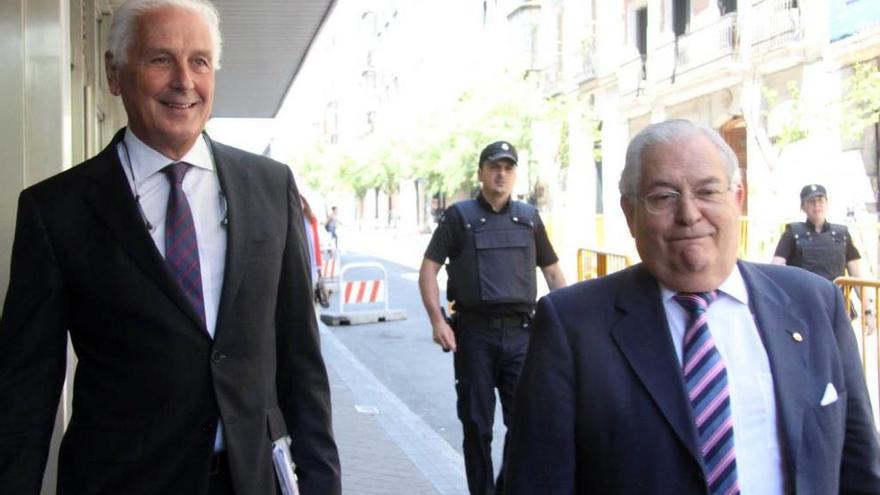 José Luis Díaz Rato, a la izquierda, junto a su abogado, Viliulfo Díaz, a las puertas de la Audiencia Nacional.