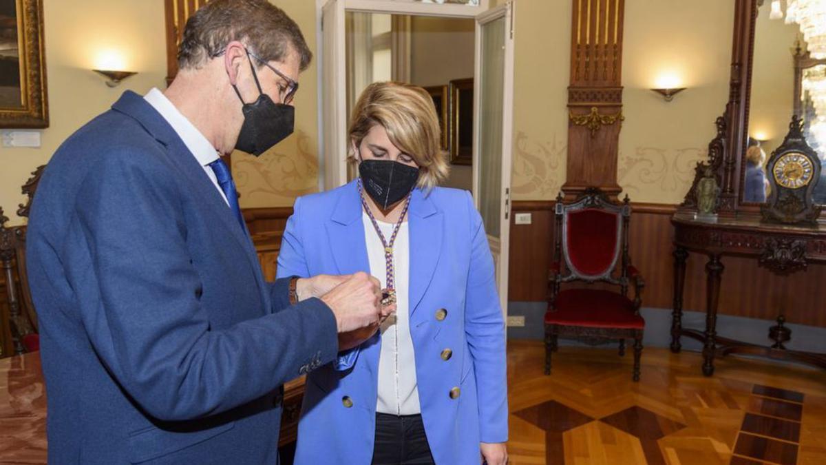 La alcaldesa recibe la medalla de la Cofradía Marraja | IVÁN URQUÍZAR