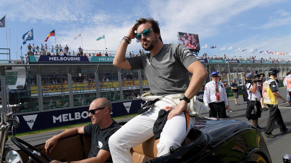 Alonso, durante el desfile previo a la carrera.