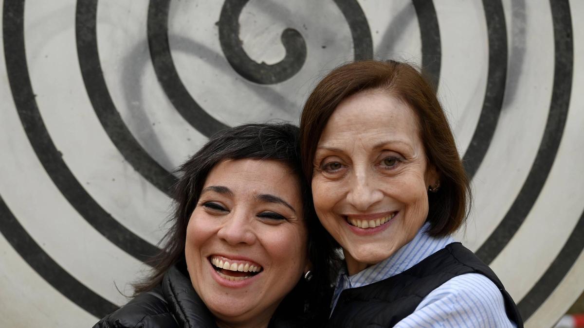 La directora de 'Mientras seas tú', Claudia Pinto, y la actriz Carme Elias