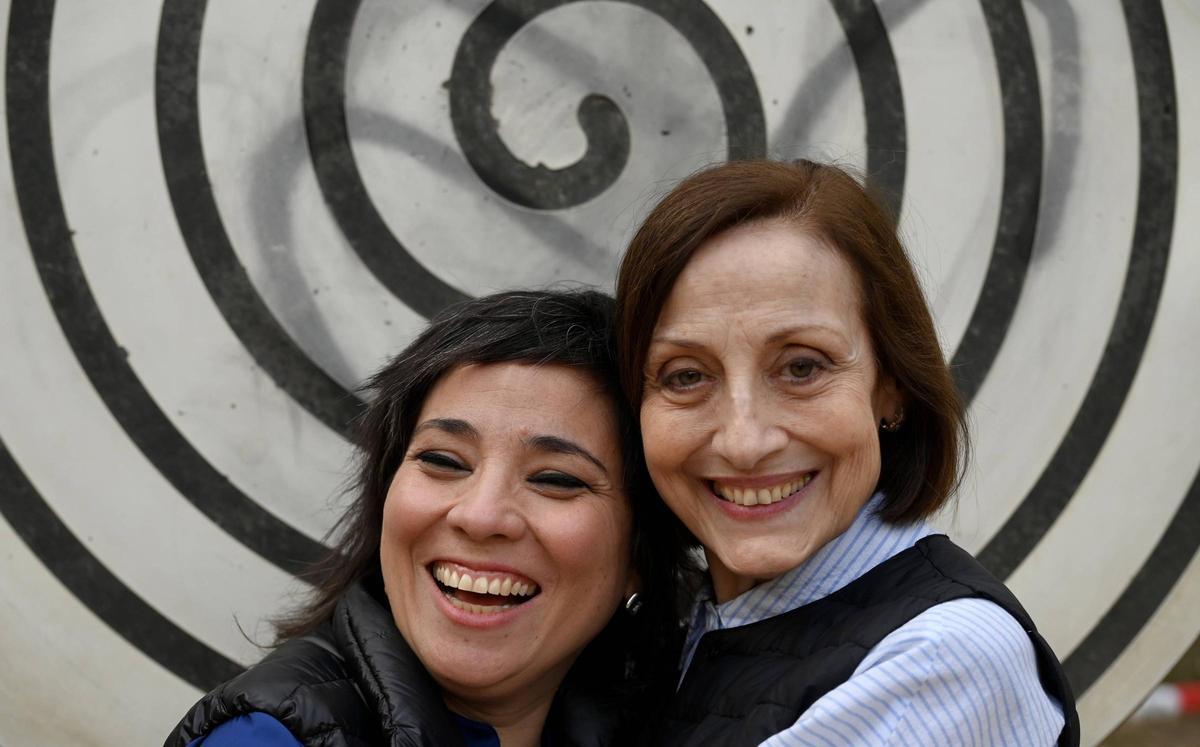 La directora de 'Mientras seas tú', Claudia Pinto, y la actriz Carme Elias