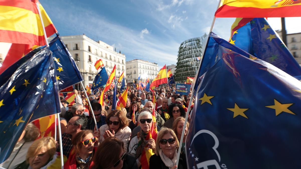 Manifestantes durante una concentración contra la amnistía, en la Puerta del Sol, a 12 de noviembre de 2023, en Madrid (España).