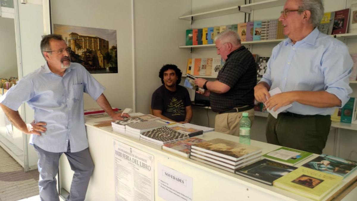 Expositor de Ledo del Pozo en la Feria del Libro de Benavente con el presidente en la parte derecha. | E. P.