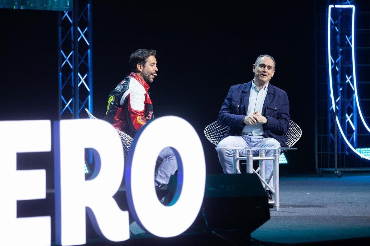 El creador de contenidos Jordi Wild durante la entrevista que le hizo el coronel Baños en la clausura del congreso The Wave en Zaragoza.