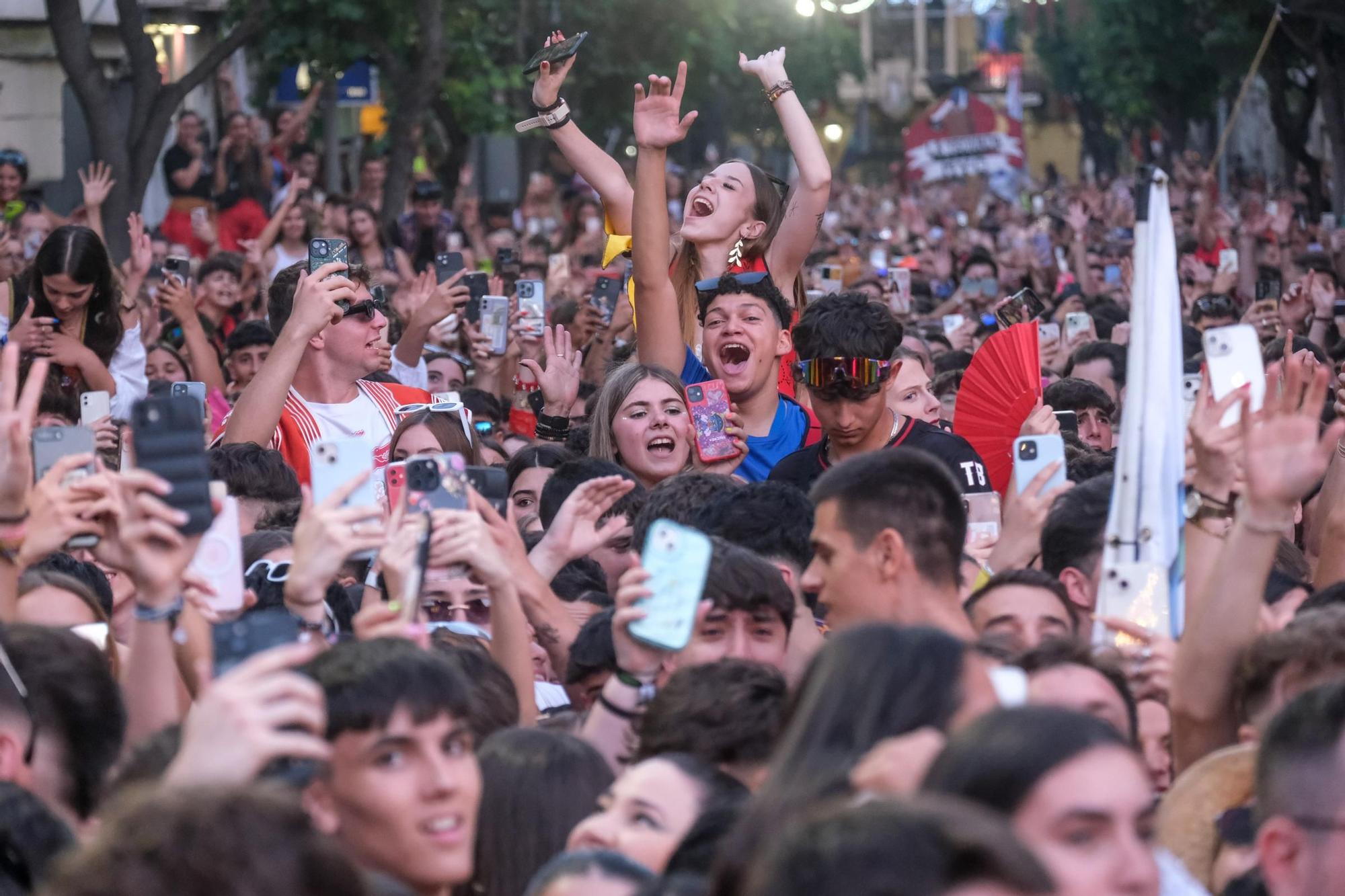 La entrada de bandas y el Pasodoble Idella de los Moros y Cristianos de ...