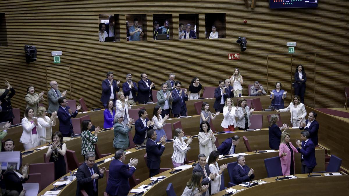 Los diputados del PPCV aplauden la aprobación de los Presupuestos para 2025, en mayo, en las Corts.