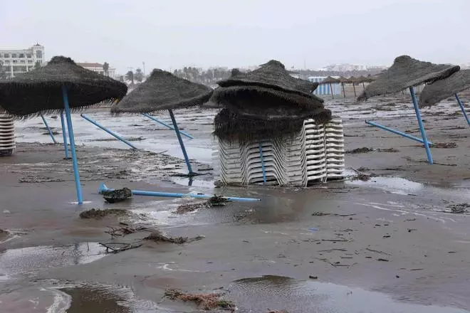 La playa de la Malvarrosa despues del temporal