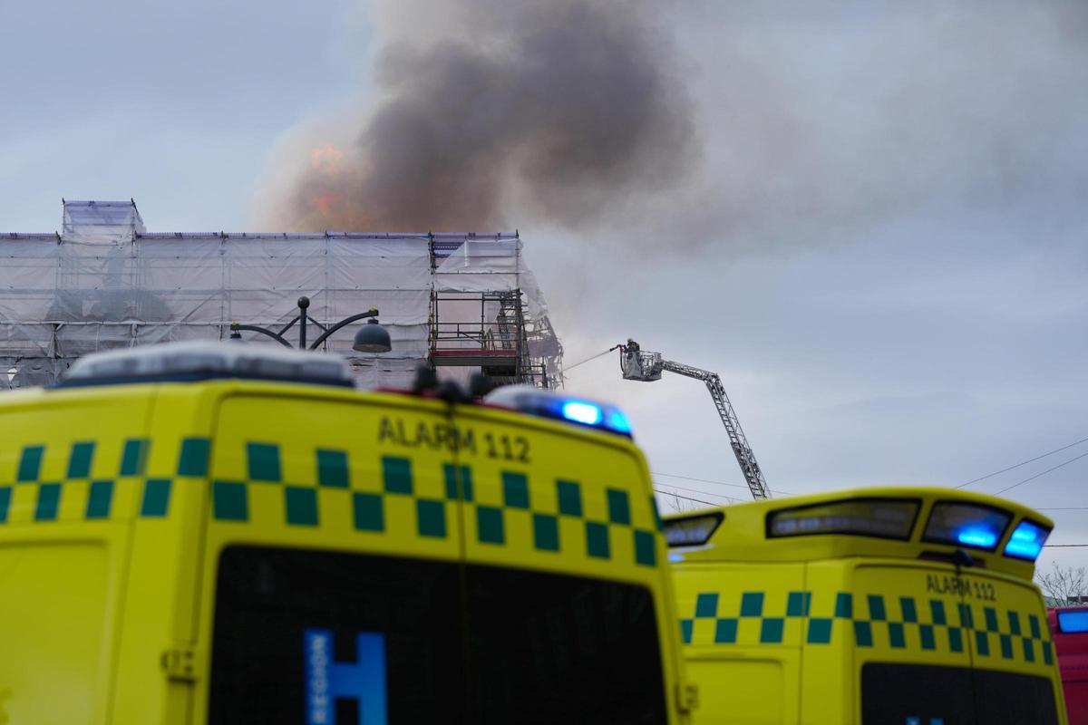 El fuego devora el edificio de la Bolsa de Copenhague