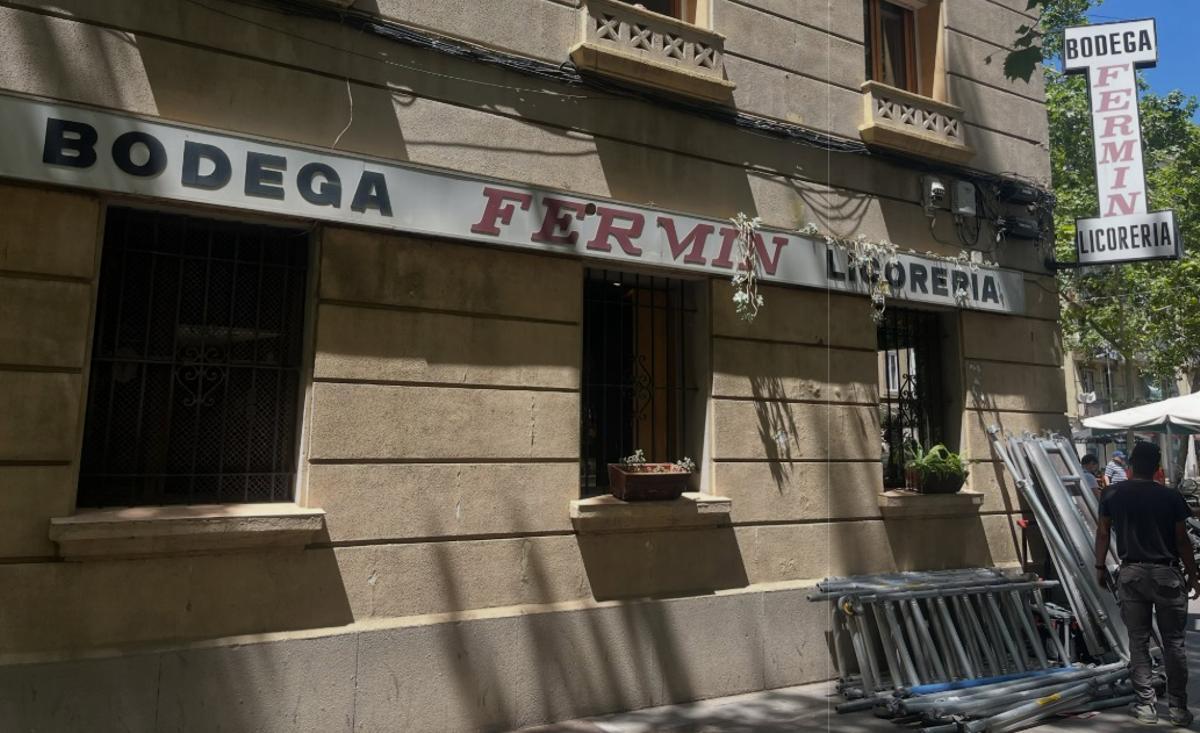 Los rótulos de la bodega Fermín, en la Barceloneta, justo antes de ser retirados por orden municipal.