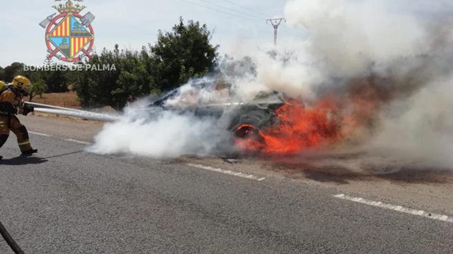 Arde un coche en la carretera vieja de Sineu