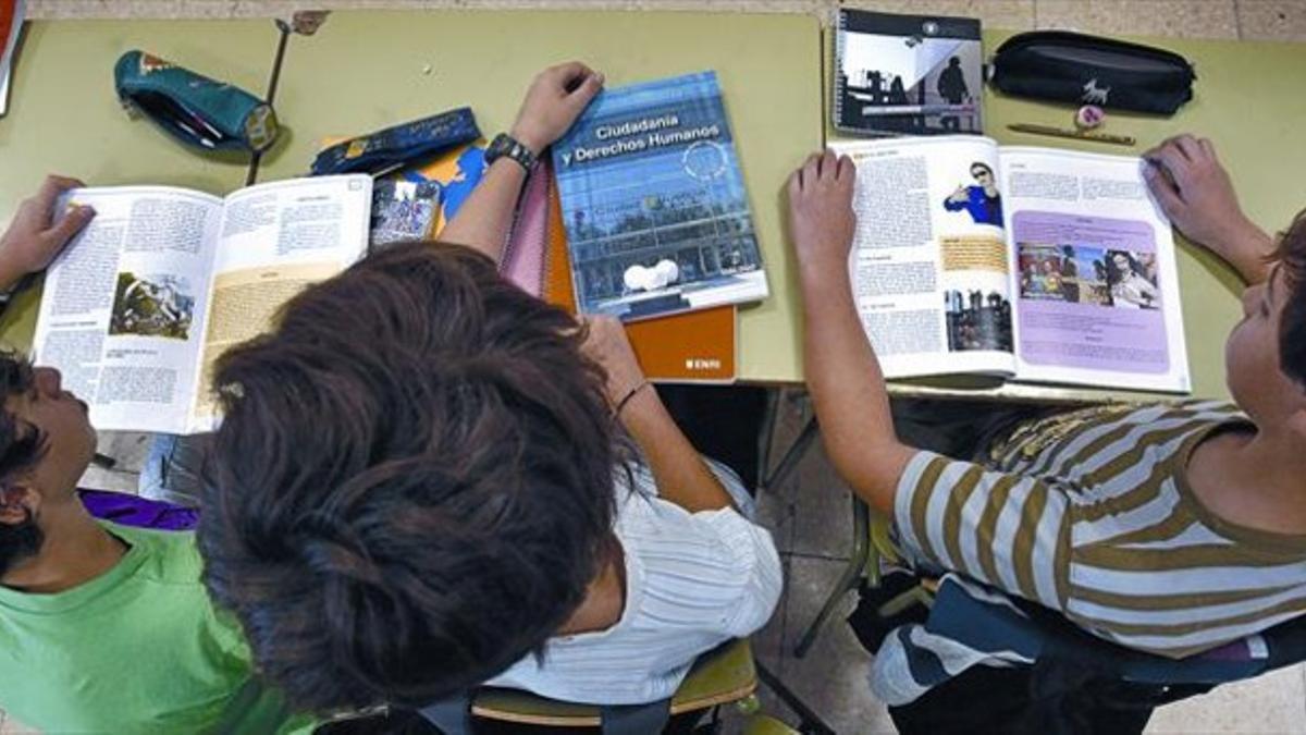 Alumnos de un instituto de Valencia consultan textos de Educación para la Ciudadanía.