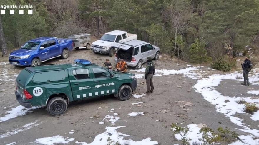 Els Agents Rurals inspeccionant les dues persones que van saltar-se el confinament perimetral