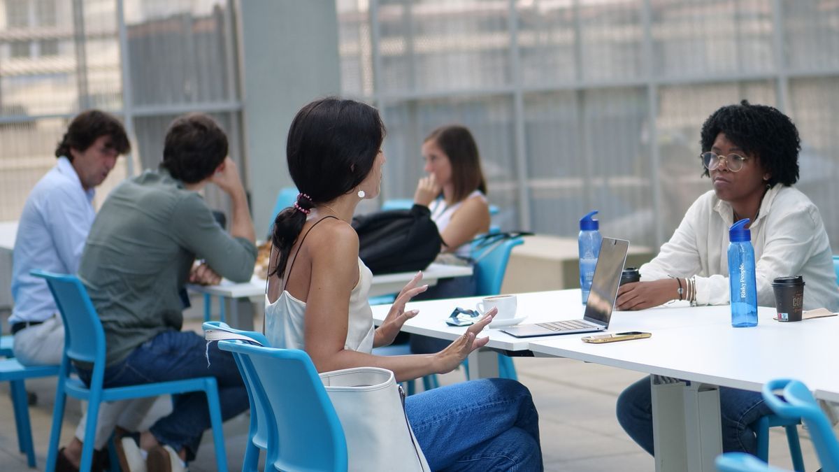 mujeres empresarias trabajan en equipo