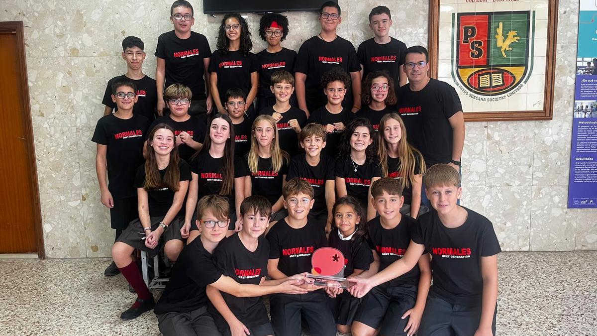 El alumnado junto al premio.
