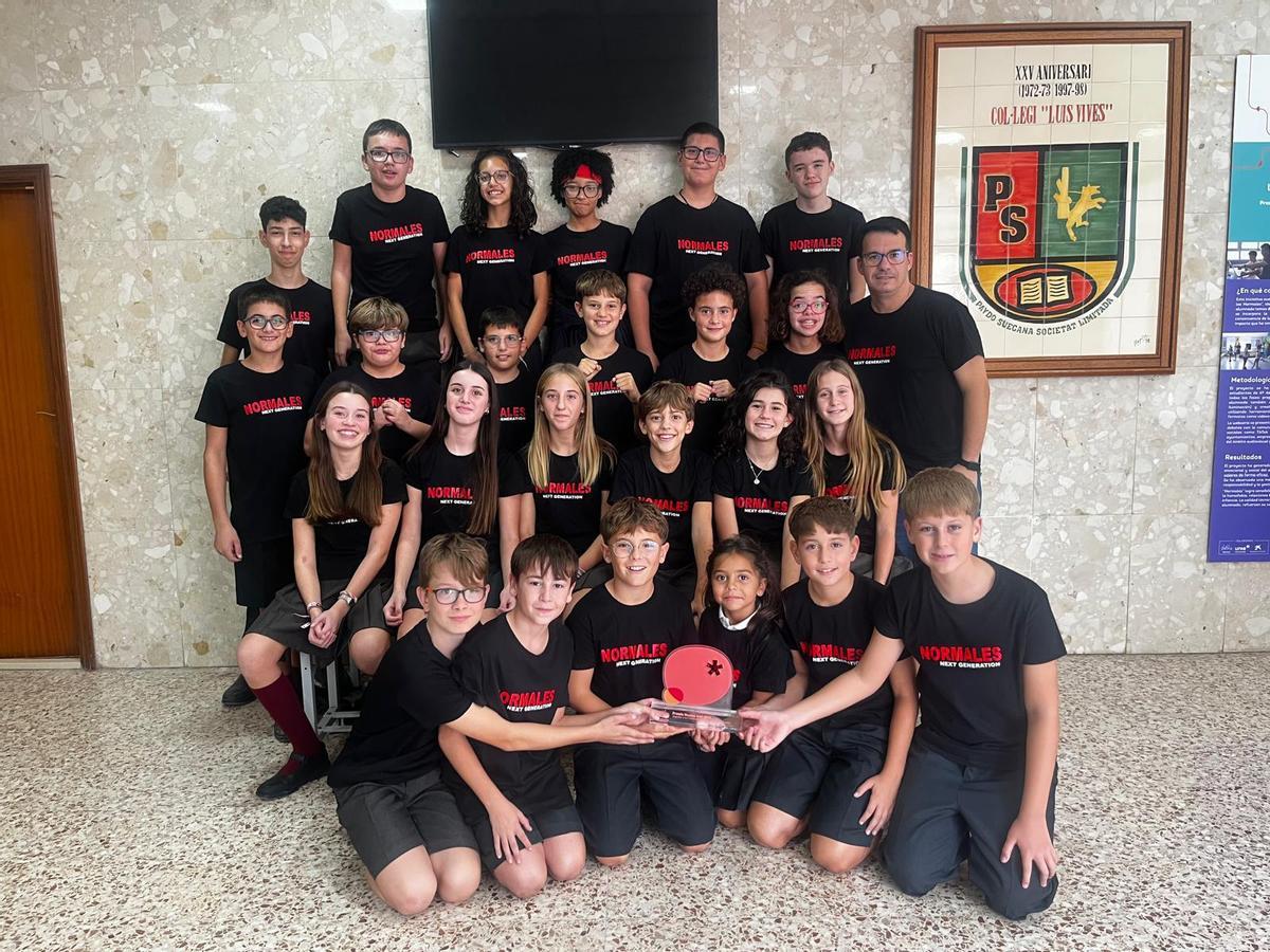 El alumnado junto al premio.