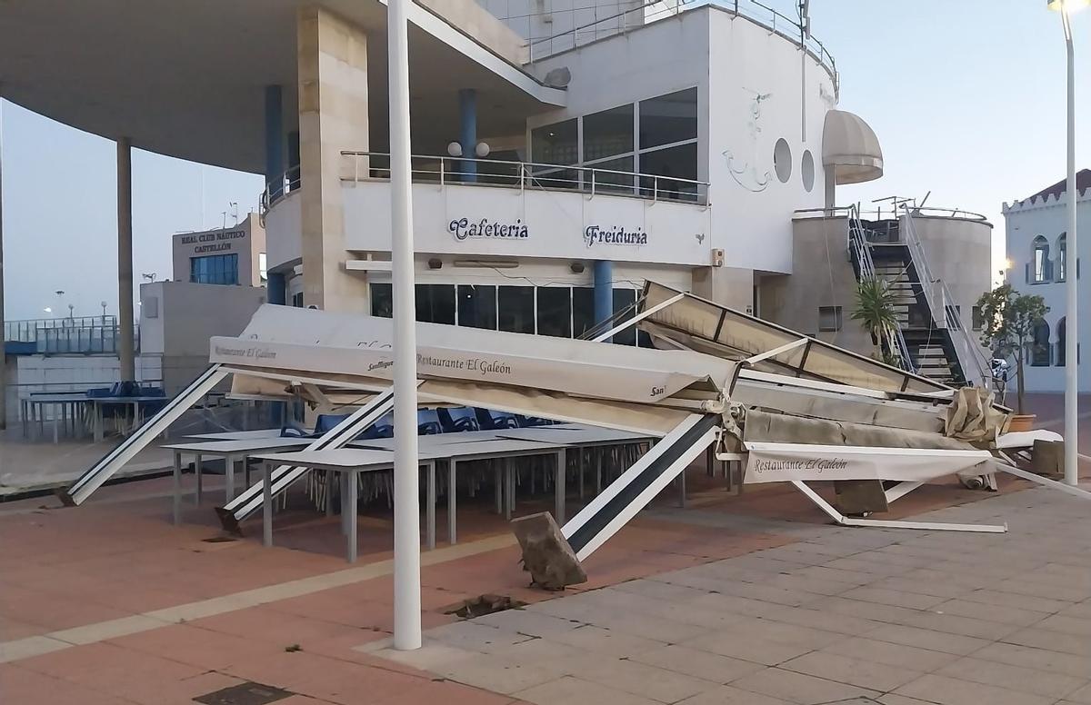 Estructura derribada de un restaurante de la plaza del Mar del Grau de Castelló por el fuerte viento.