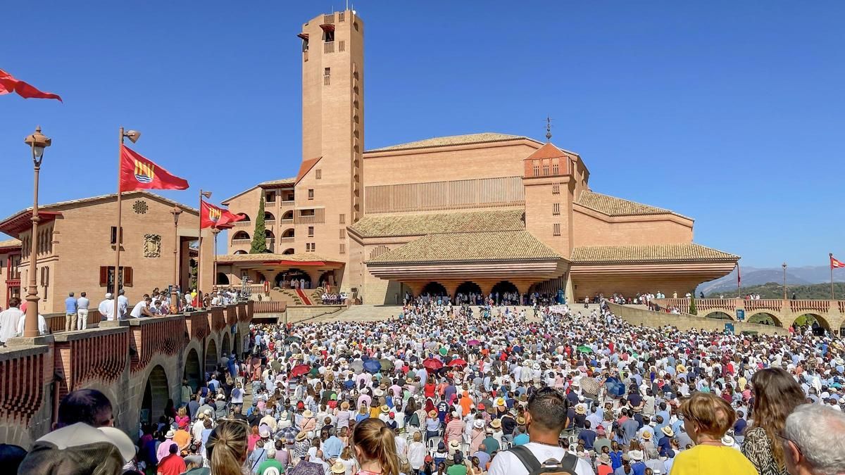 Imagen de archivo de una jornada mariana frente al Santuario de Torreciudad.