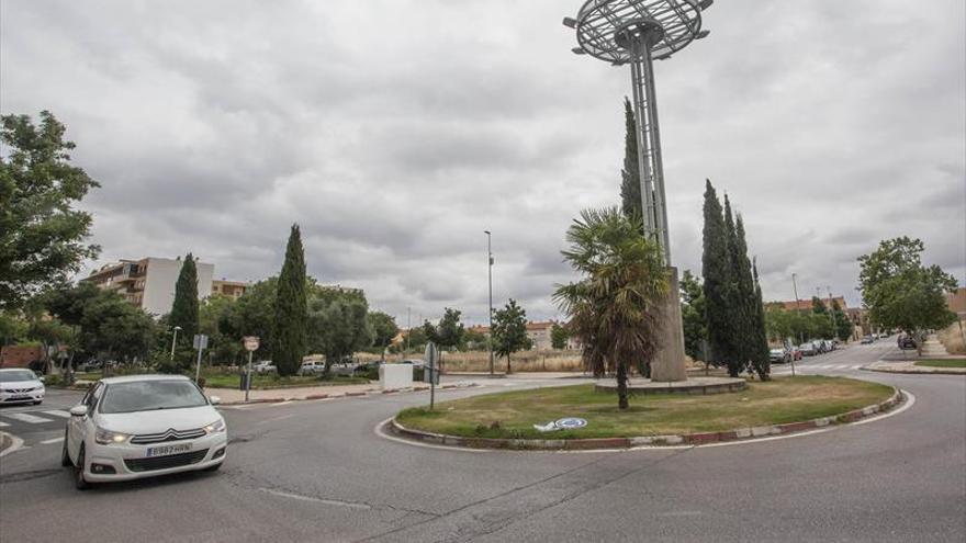 Un motorista de 51 años resulta herido menos grave al colisionar con un coche