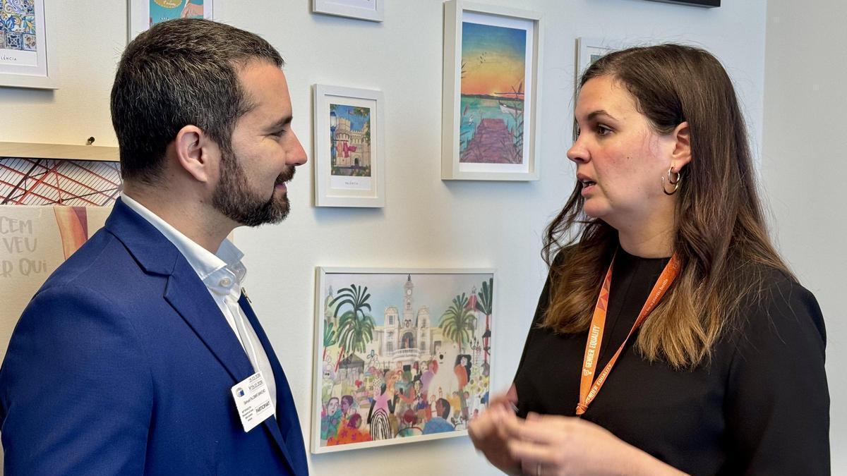 La eurodiputada Sandra Gómez, con el alcalde de l'Alcora, Samuel Falomir.