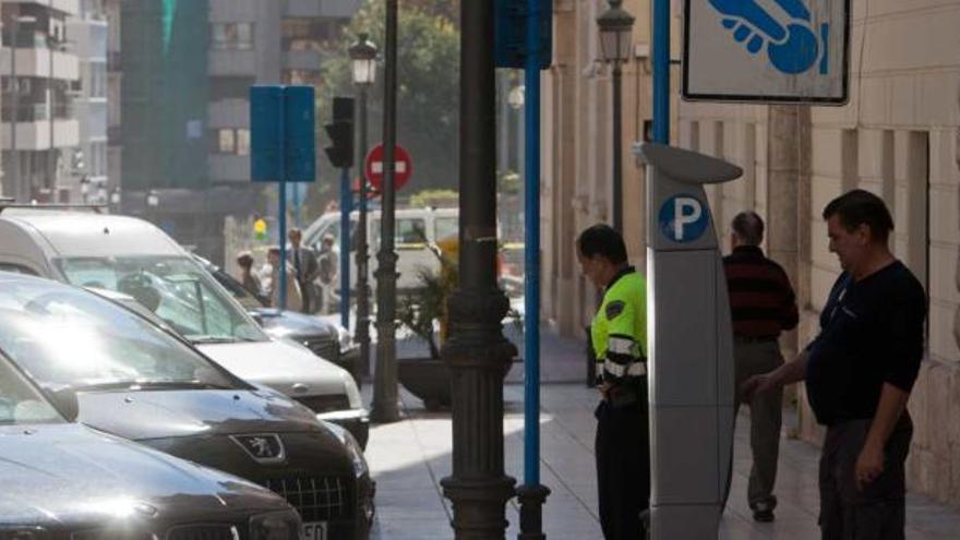 Imagen de uno de los expendedores actuales de tiques para la zona azul en una calle del centro de la ciudad.