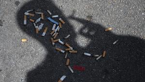 Catalunya estudia una taxa de 20 cèntims per cigarret per reciclar les burilles