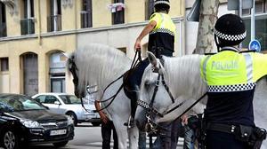 La Guàrdia Urbana de Barcelona deté dos carteristes en una patrulla a cavall.