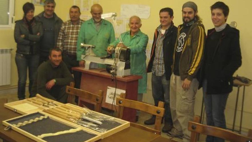 Asistentes al curso de talla y torno inaugurado en el albergue de Santibáñez de Vidriales.