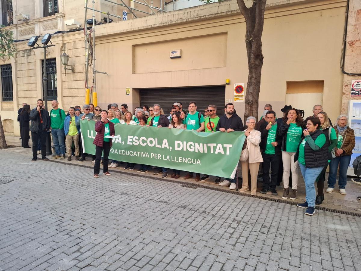 Cerca de medio centenar de docentes han protestado esta mañana frente al Parlament