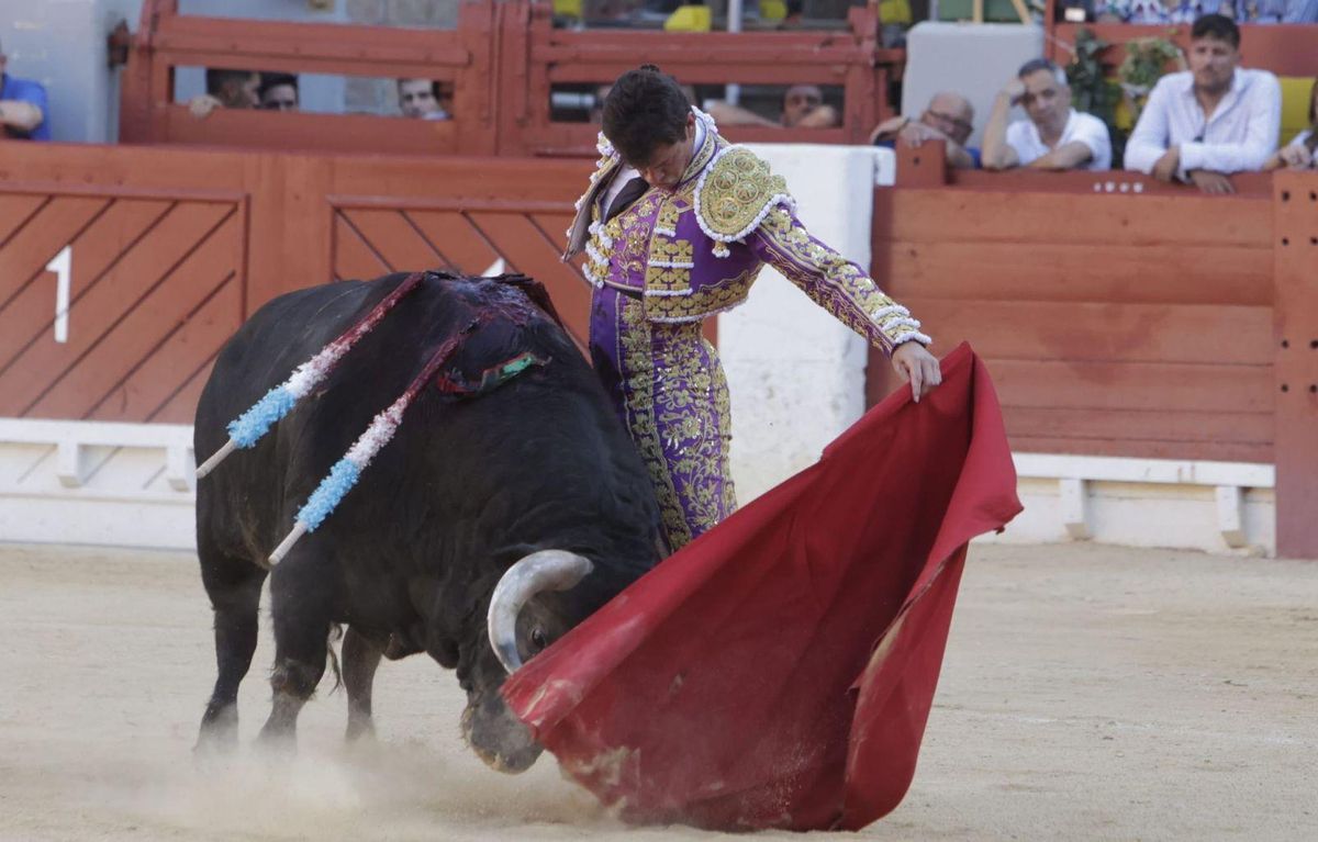 Sevillian Daniel Luque cut an ear to the fifth bull in the afternoon after a task of a lot of delivery and depth. | Rafa Arjones