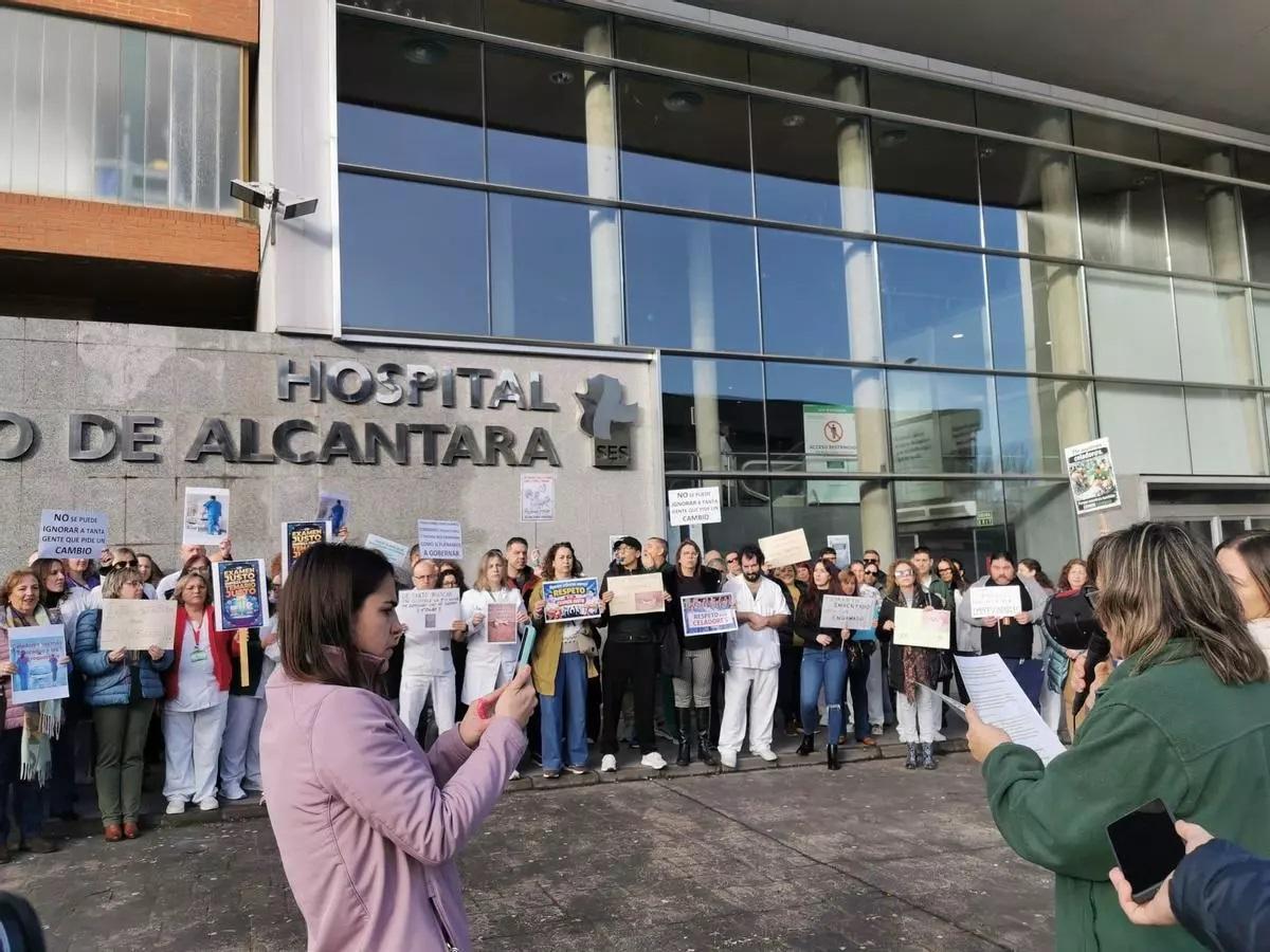 Protesta de los celadores tras el examen del SES a las puertas del hospital San Pedro de Cáceres, en febrero.