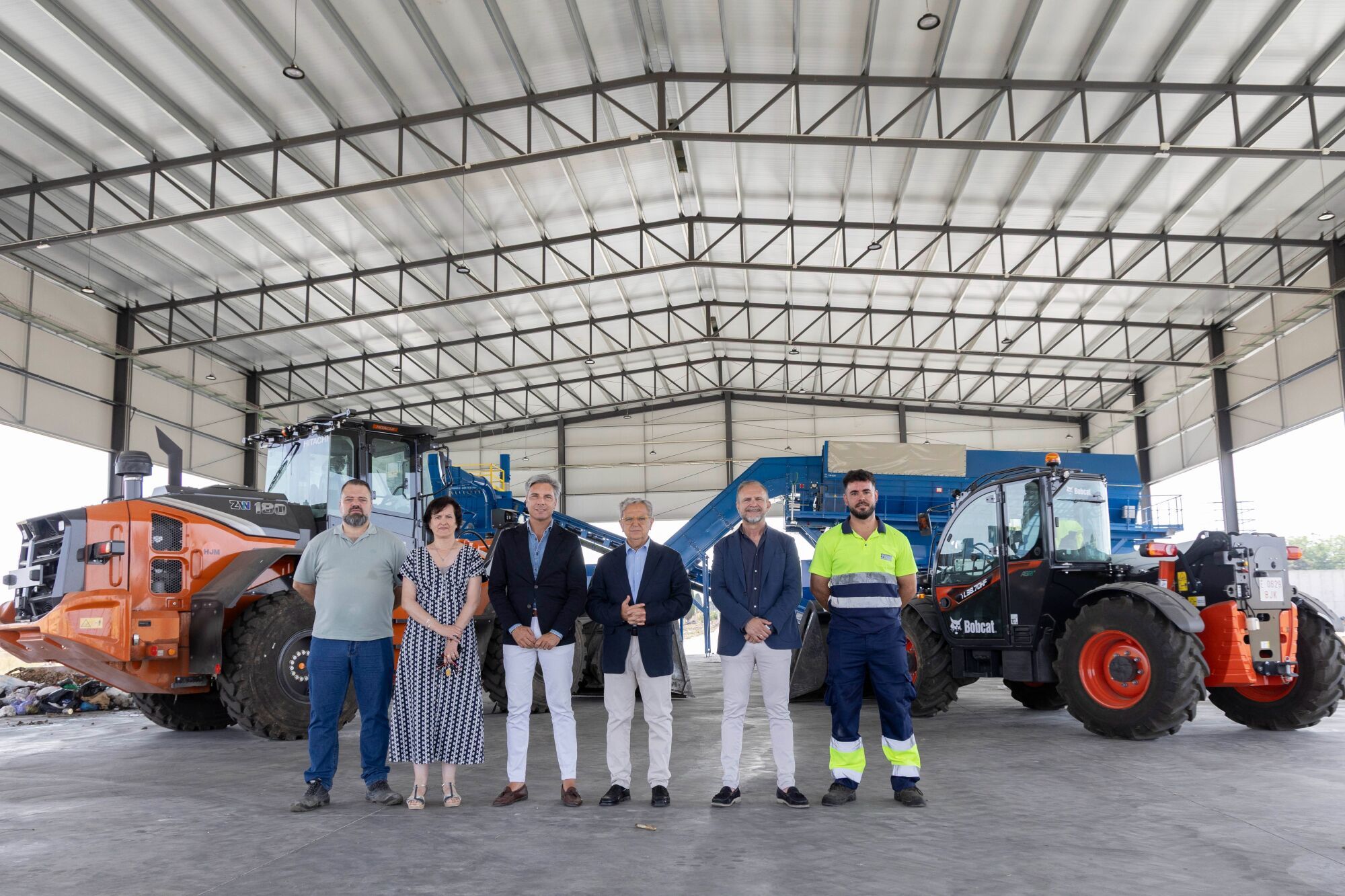El presidente de la Diputación de Córdoba, Salvador Fuentes, acompañado por el delegado de Infraestructuras, Sostenibilidad y Agricultura, Andrés Lorite, y el alcalde de Dos Torres, Manuel Torres, ha inaugurado el Centro de Tratamiento de Residuos de esta localidad.