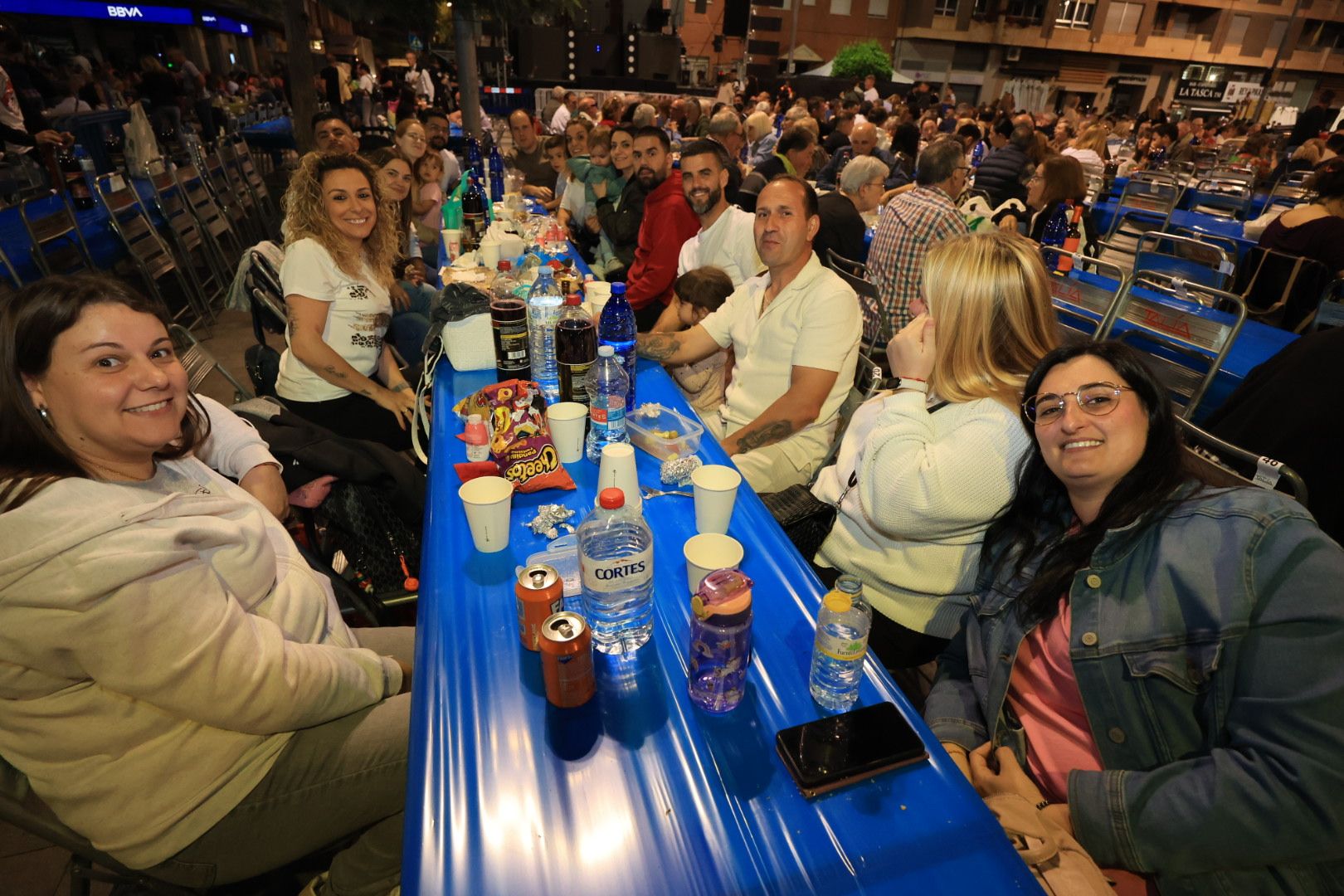 Búscate en la galería de fotos del 'sopar de pa i porta' en las fiestas de Almassora