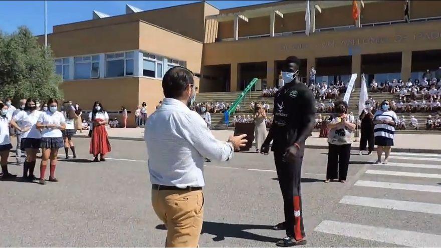 Recibimiento de la Medalla de Extremadura en el colegio San Antonio, este viernes.