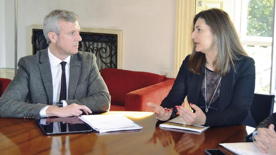 Alfonso Rueda y Ester Gomes da Silva, ayer en la reunión celebrada en Portugal. // FdV