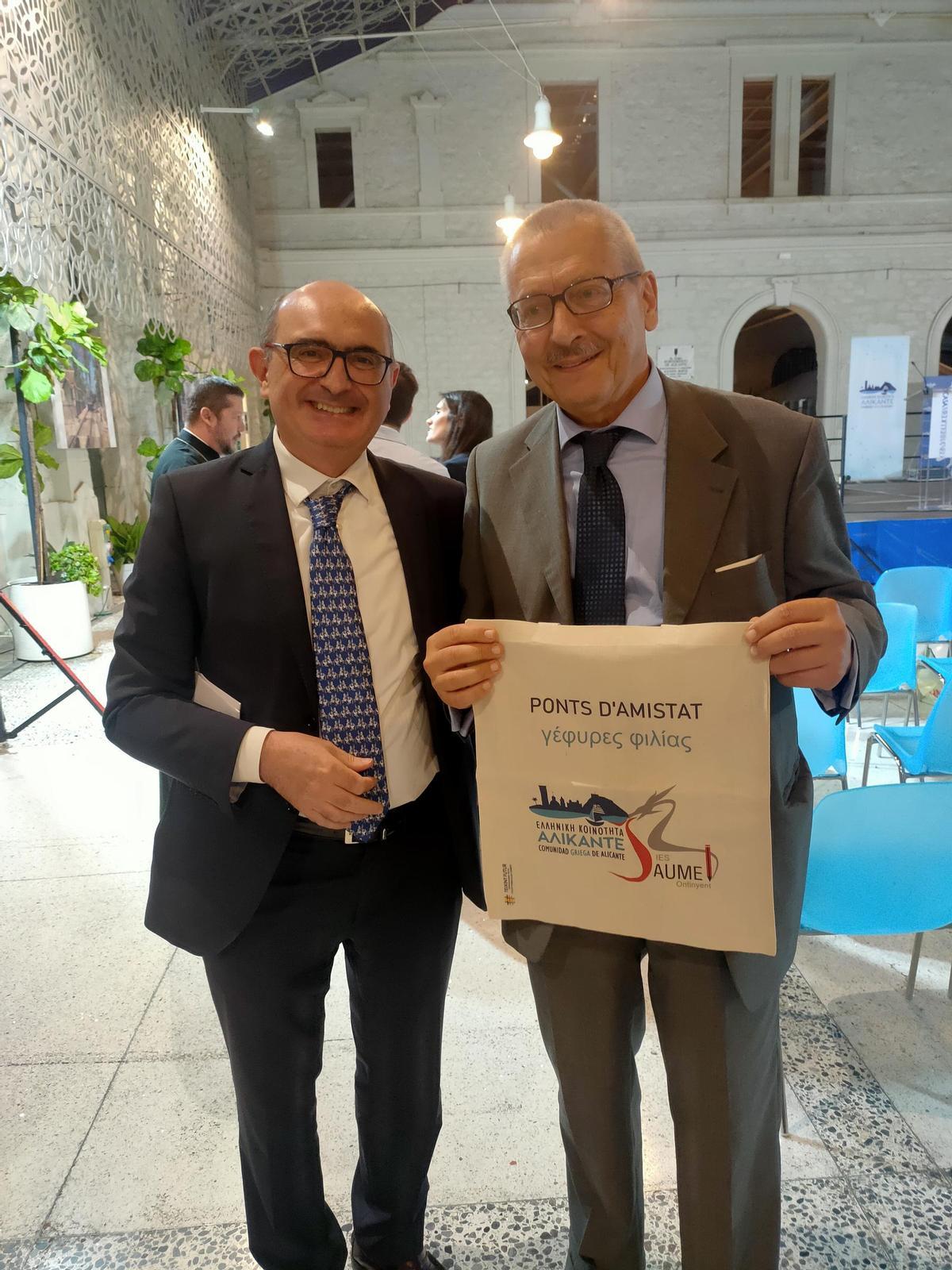 El profesor del IES Jaume I Francisco Valero con el cónsul honorario de Grecia en València.